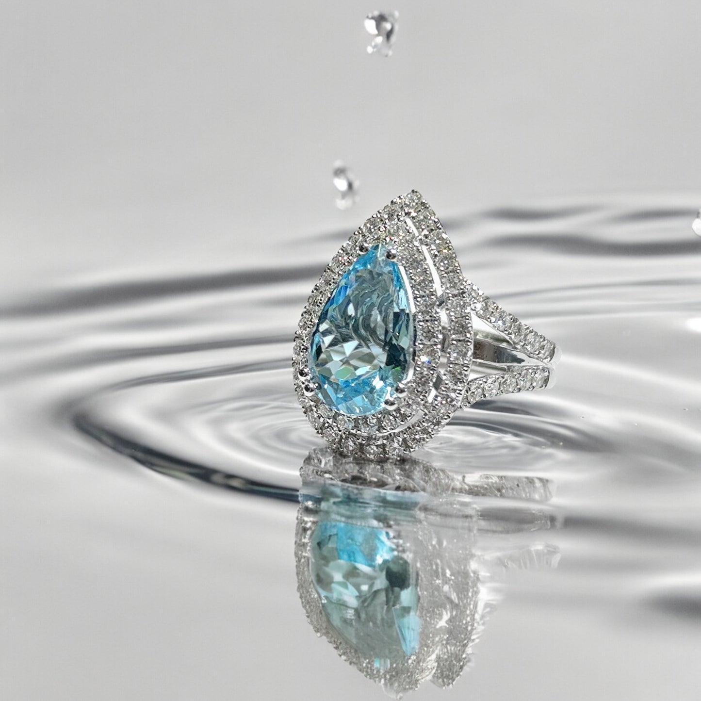 BAGUE TOPAZE BLEU CLAIR DOUBLE HALO 
