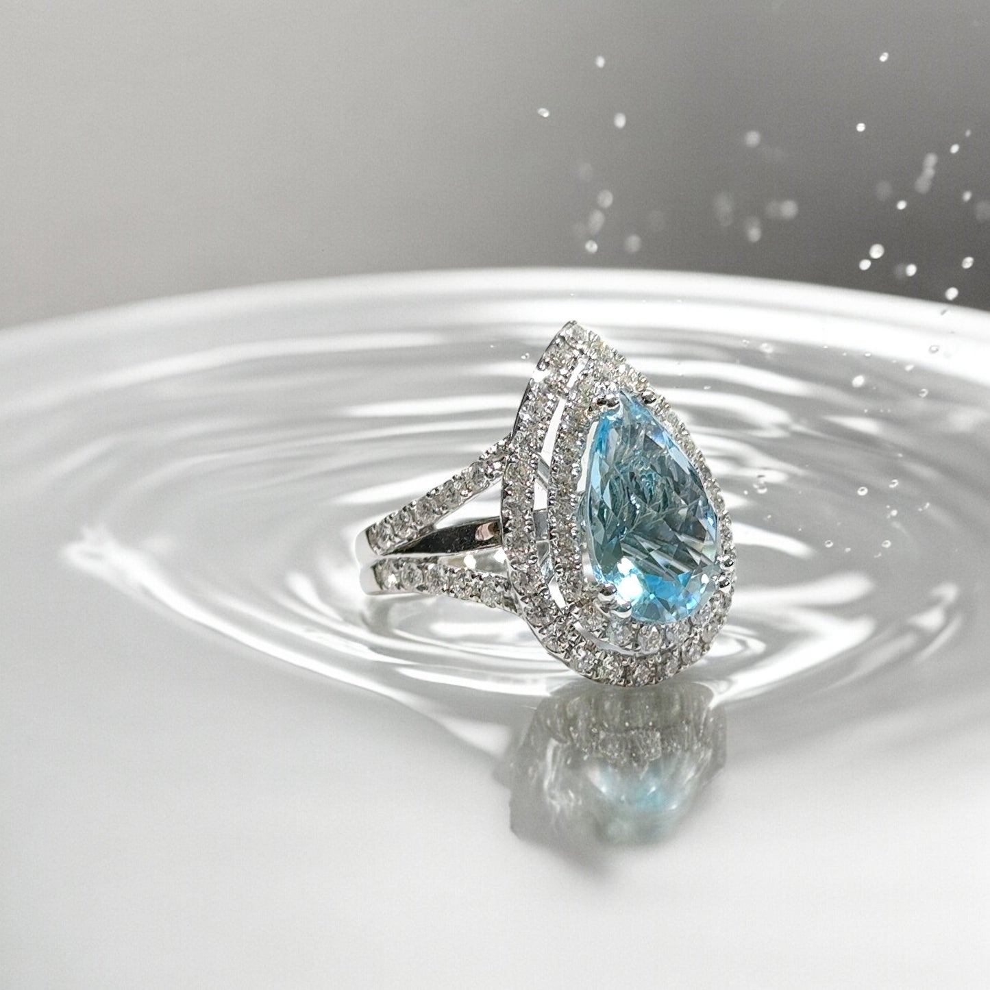 BAGUE TOPAZE BLEU CLAIR DOUBLE HALO 
