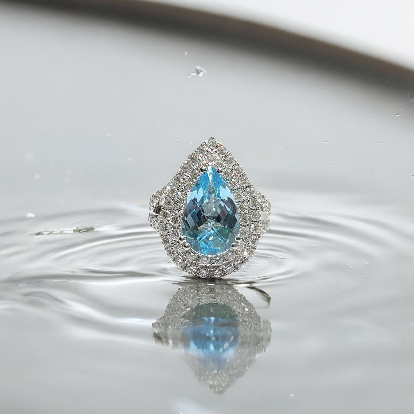 BAGUE TOPAZE BLEU CLAIR DOUBLE HALO 