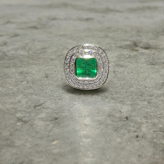 Ring met dubbele halo-cluster van smaragd en diamanten 