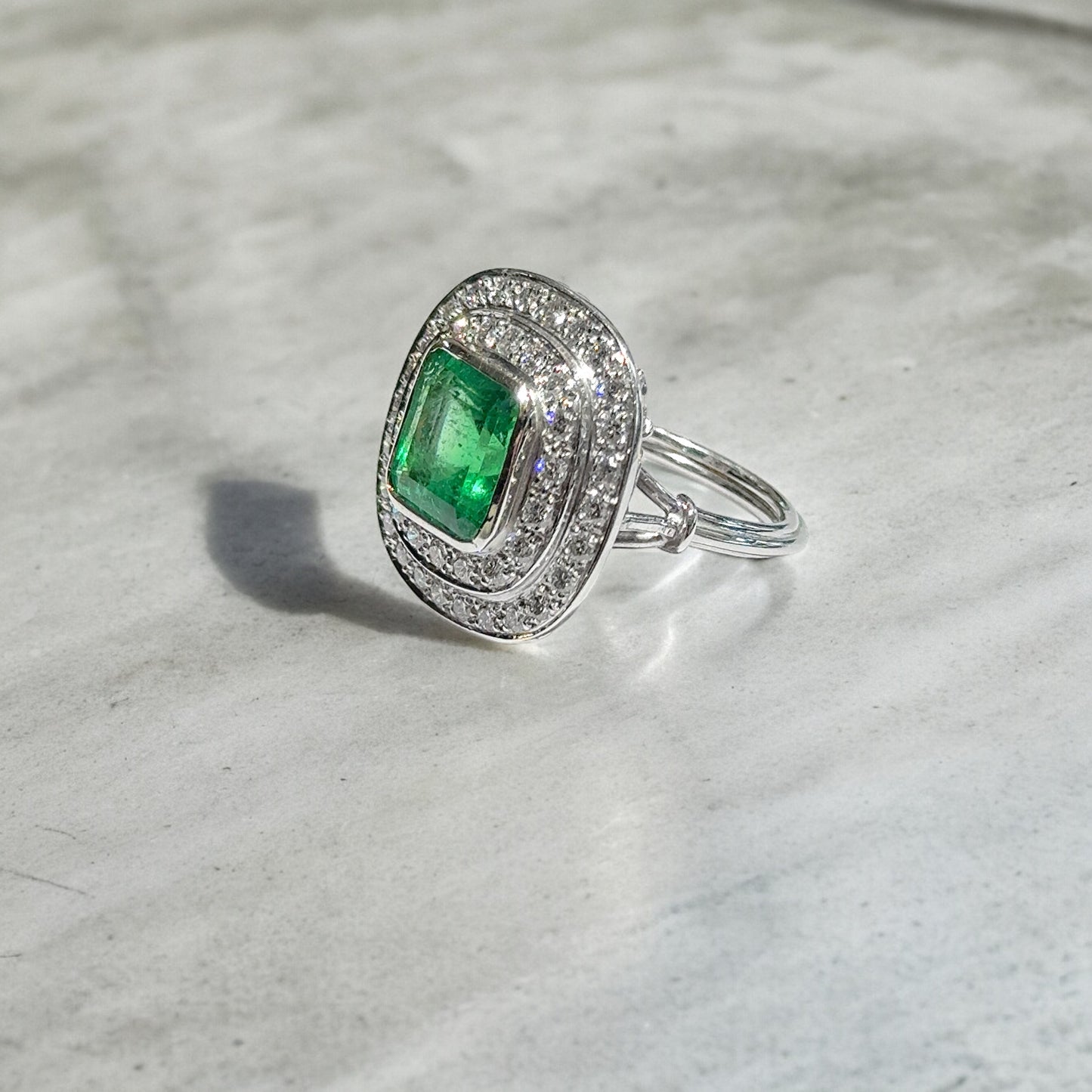 Ring met dubbele halo-cluster van smaragd en diamanten 