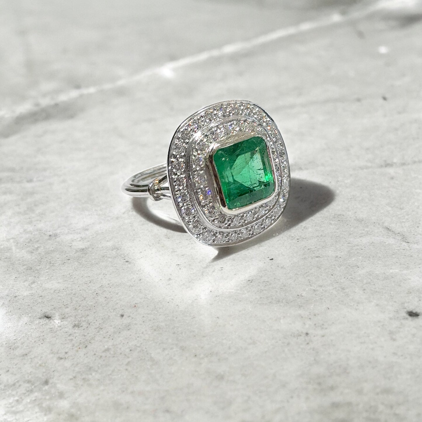 Ring met dubbele halo-cluster van smaragd en diamanten 