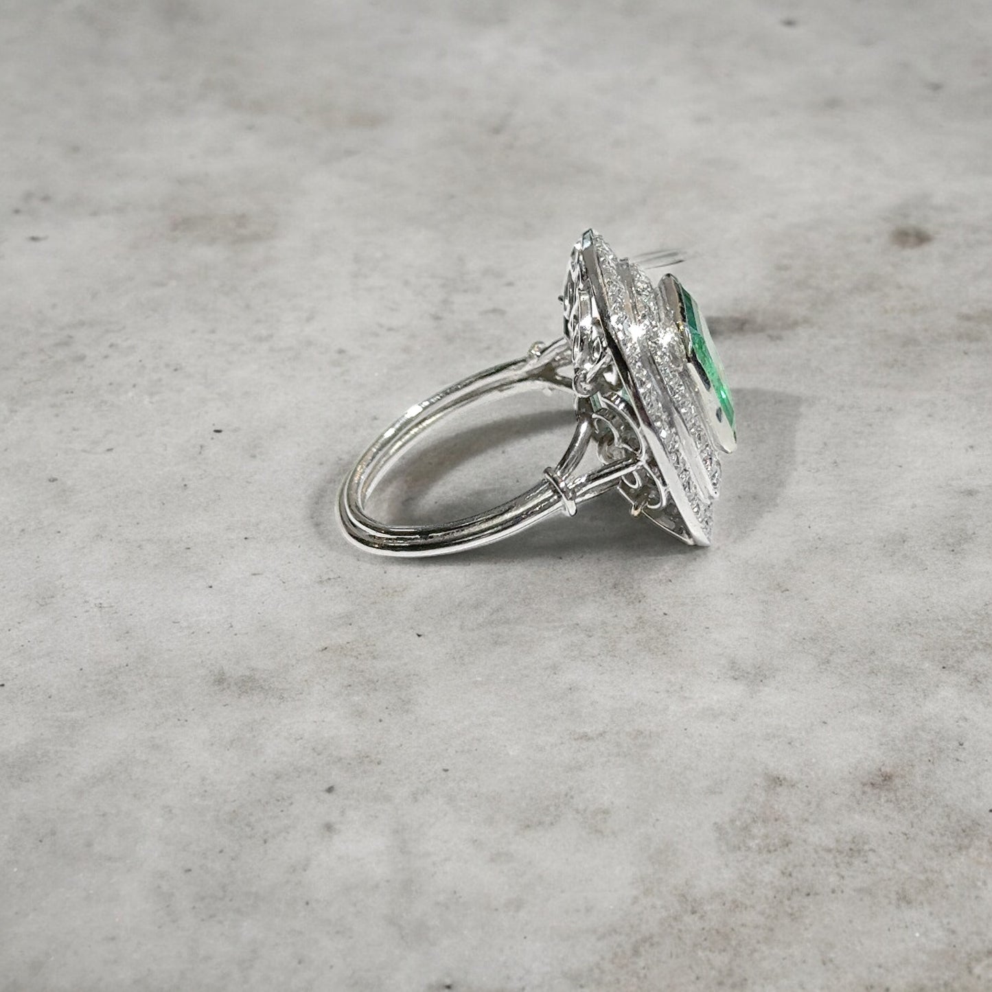 Ring met dubbele halo-cluster van smaragd en diamanten 