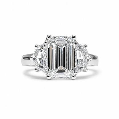 BAGUE À TROIS PIERRES TAILLE ÉMERAUDE DE 3,03 CT 
