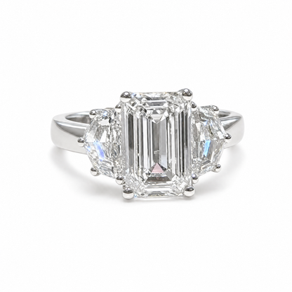 BAGUE À TROIS PIERRES TAILLE ÉMERAUDE DE 3,03 CT 