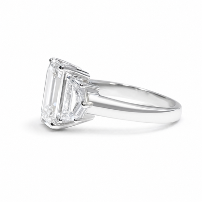 BAGUE À TROIS PIERRES TAILLE ÉMERAUDE DE 3,03 CT 