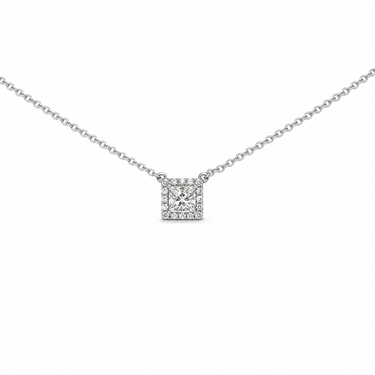 Collier avec diamants taille princesse et halo carré