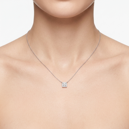Collier avec diamants taille princesse et halo carré
