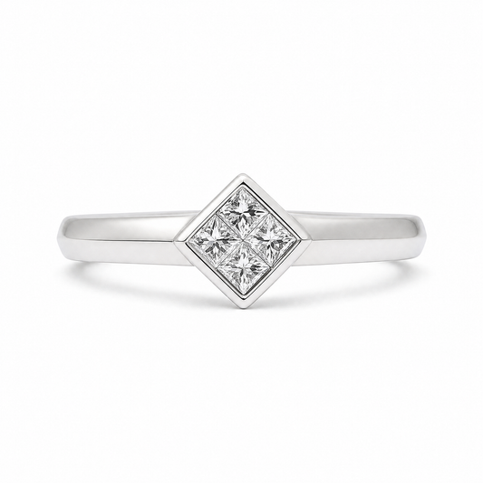 Bague solitaire avec lunette en diamant taille princesse 