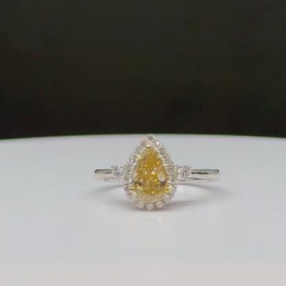 Bague en diamant en forme de poire avec un diamant jaune brunâtre naturel 